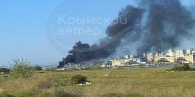 Дымом заволокло пол неба: в Крыму большой пожар в городе, где стоят российские морпехи
