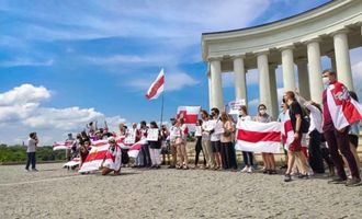 Европа вывешивает бело-красно-белые флаги: как страны поддерживают Беларусь