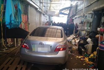 В Харькове Toyota влетела в торговые ряды на рынке, есть пострадавшие
