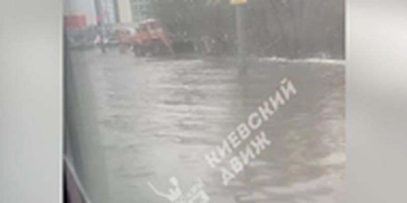 В Киеве из-за прорыва трубы затопило часть улицы