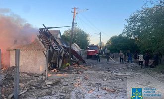 Над разрушенным зданием поднимался дым: появились фото и видео последствий вражеской атаки на Киевщину