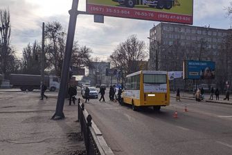 Водителю стало плохо: В Николаеве маршрутка выехала на встречку и врезалась в Opel – есть пострадавшие