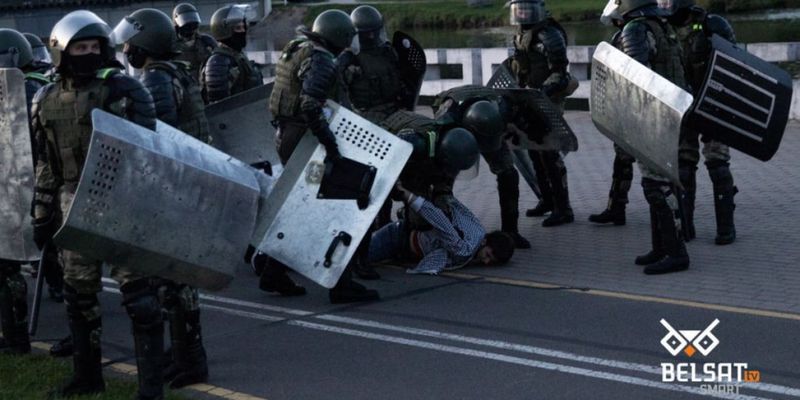 Силовики, водомети та автозаки: у Мінську почалися жорсткі затримання