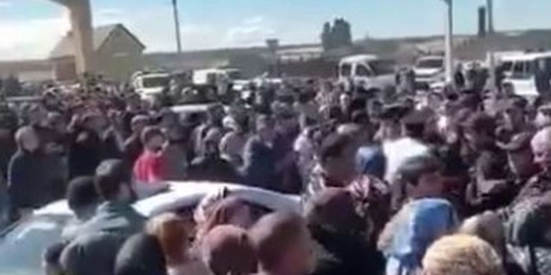 У Дагестані масові протести проти мобілізації: силовиків б’ють, вони відкривають вогонь