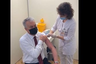 Президент Литвы Науседа публично привился вакциной AstraZeneca