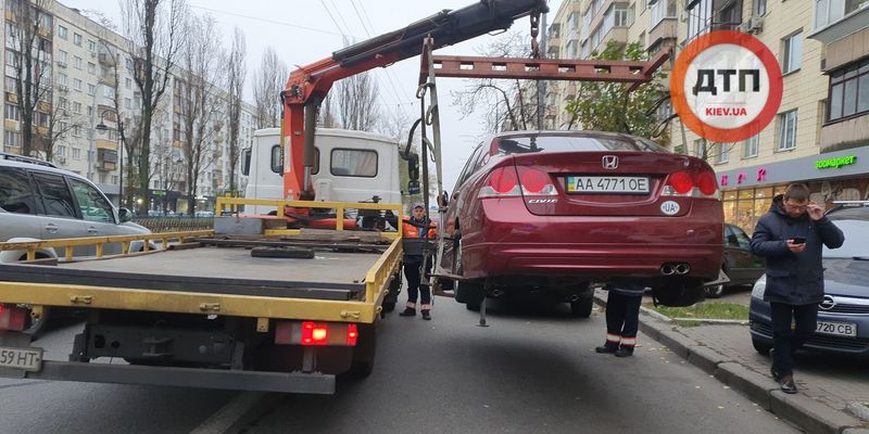В Киеве устроили охоту на "героев парковки": фото наказания