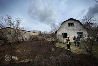 Большая воронка и поврежденный частный дом: последствия ракетной атаки в Соломенском районе Киева. Фото