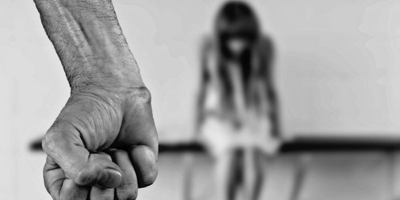 Просил держать в секрете: мужчина более полугода развращал собственную 14-летнюю дочь на Одесчине