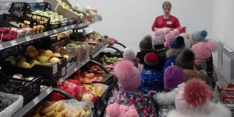 Показали еду: сети повеселили фото странной детской экскурсии в России