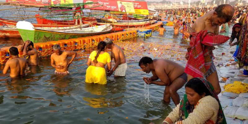 COVID-статистика не пугает индусов: в священной реке Ганг - массовое купание