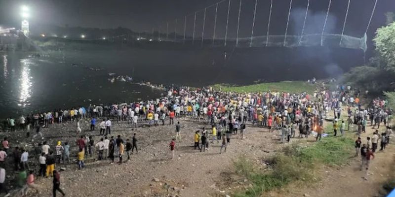 В Индии обрушился мост через реку – более 30 погибших