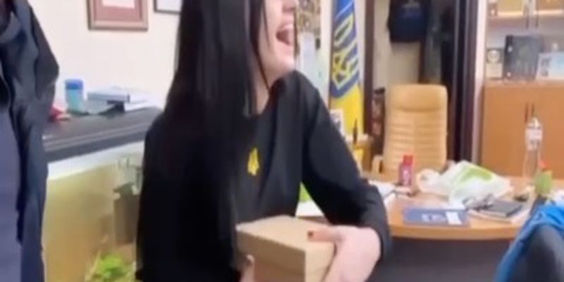 Во Львове главный полицейский города сделал необычный подарок девушке и лишился должности: видео