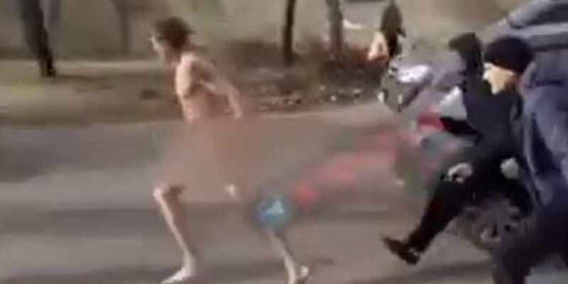 В Одессе неадекват сбежал из психушки и бегал голым по улице