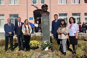 У селі на Буковині відкрили погруддя письменнику, який отримав найвищу державну нагороду Ізраїлю