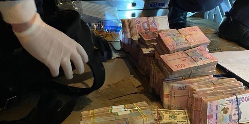"Откаты" за победы в тендерах: чиновника "Киевзеленбуда" задержали с 1,7 млн гривен наличности