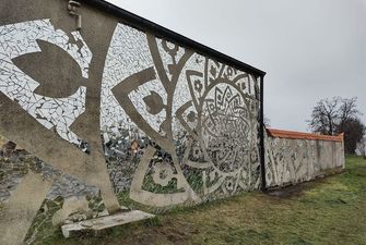 В знак дружбы трех народов: в Польше создали мандалу из тысячи зеркальных осколков