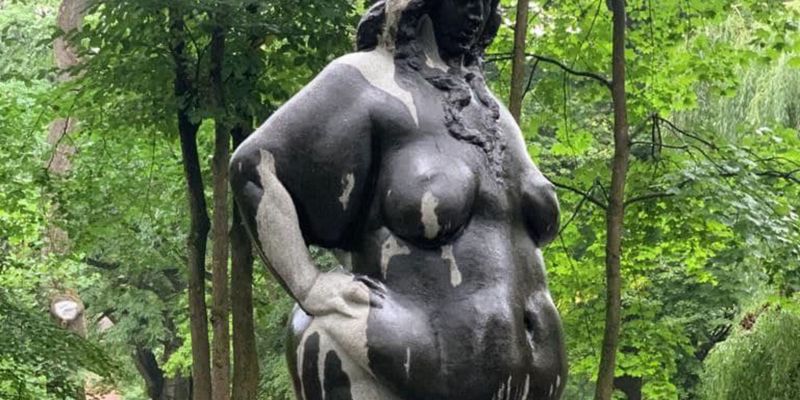 Скандал вокруг женской скульптуры и вандализм во Львове: почему Украину превращают в средневековую провинцию