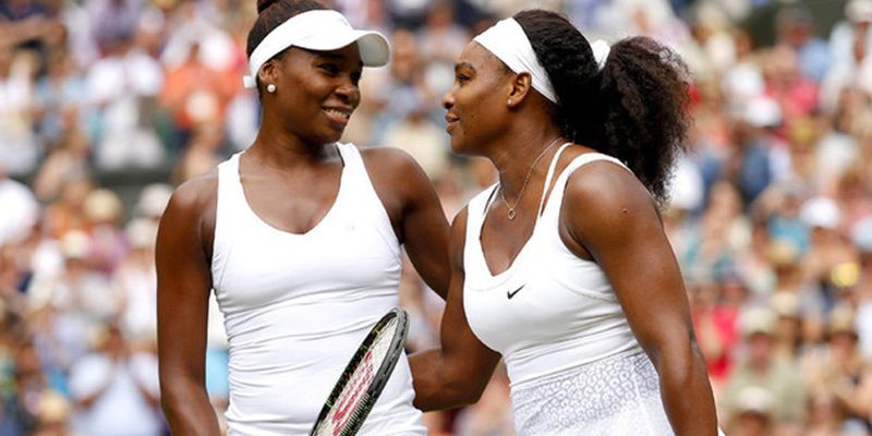 В этот день 21 год назад в финале теннисного турнира впервые сыграли сестры - как рубились Серена и Венус