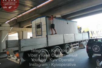 Вез целый «дом»: В Киеве грузовик застрял под путепроводом