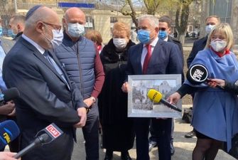 Посол Израиля открыл в Одессе мурал и часы в честь Зеева Жаботинского