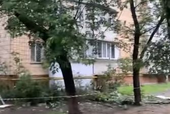 Чудом никто не погиб: в Киеве обрушилась пристройка балкона в жилом доме, видео