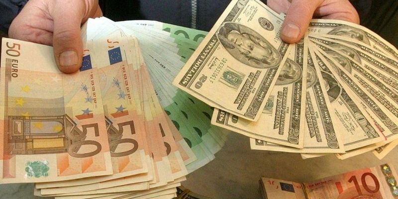 Доллар и евро дешевеют: сколько стоит валюта в Украине