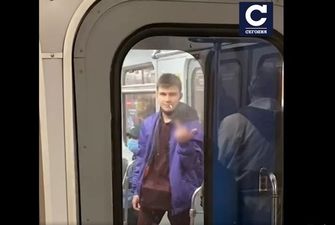В Киеве еще один пассажир метро закурил в вагоне
