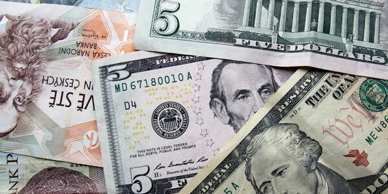 Курс валют на 8 октября: доллар продолжает пике