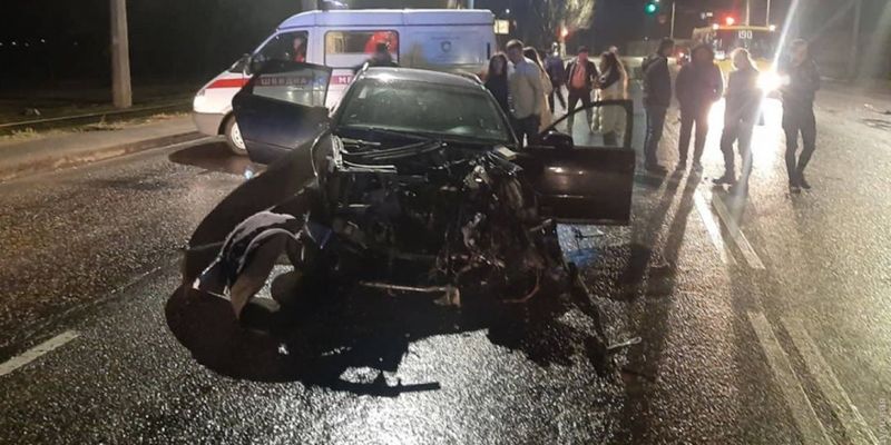 В Одессе Audi врезался в столб: три человека попали в больницу