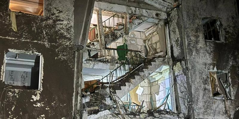 Удар по многоэтажке в Херсоне: появились ужасные фото