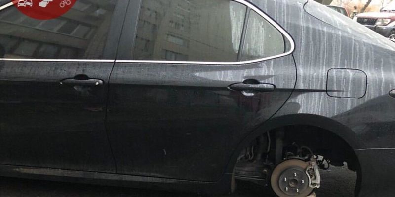 На Александровской слободке в Киеве припаркованная Toyota за ночь лишилась колес