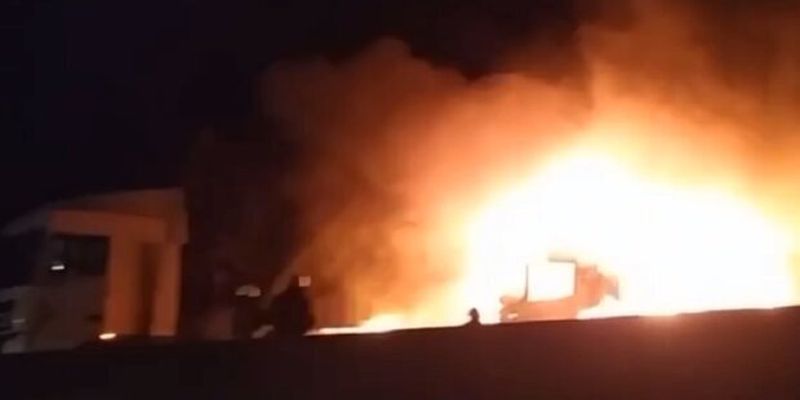 Фуры превратились в факел после столкновения: видео масштабного ДТП на трассе Киев-Одесса