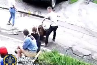 Кинув на землю та тягав за волосся: у Харкові покарали 16-річного хлопця, який жорстоко побив 14-річну дівчину