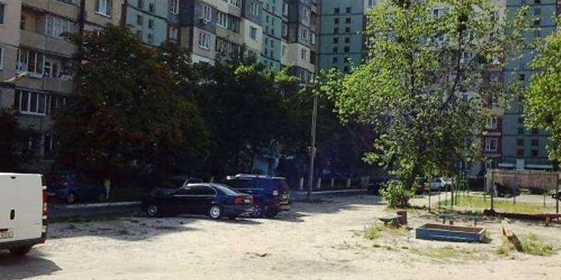У Києві загинув чоловік, упавши в яму з гарячою водою