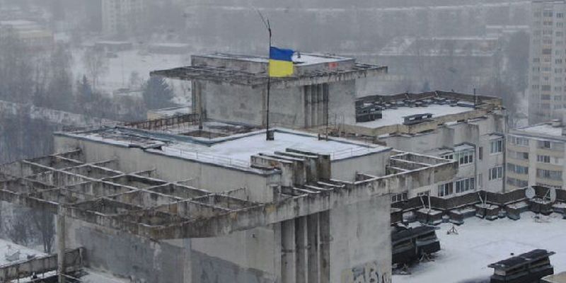 В Минске в знак поддержки Украины вывесили сине-желтый флаг