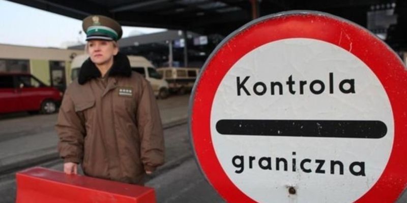 Польские пограничники не впустили украинский автобус из-за пассажира с COVID-19