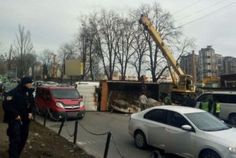 В центре Киева на дороге перевернулся грузовик