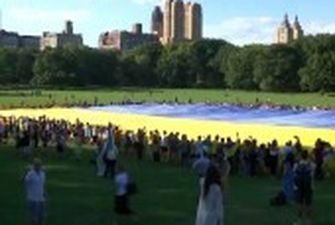 У Нью-Йорку розгорнули найбільший прапор України з нагоди Дня Незалежності