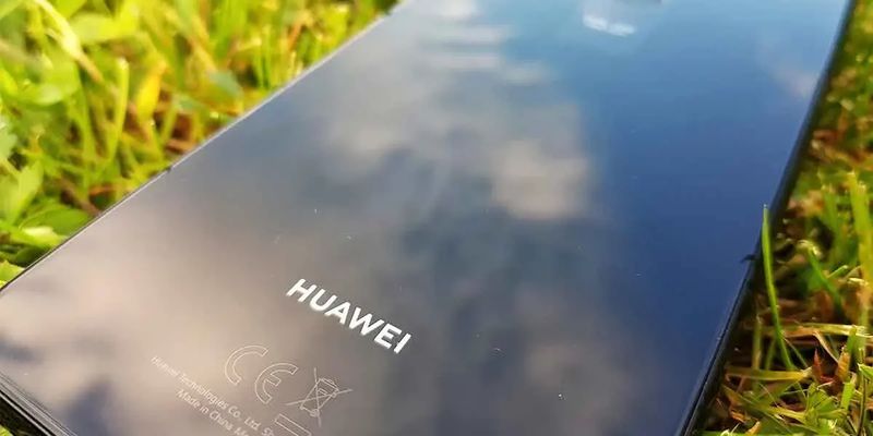 Компанія Huawei повністю припинила прямі постачання смартфонів до Росії