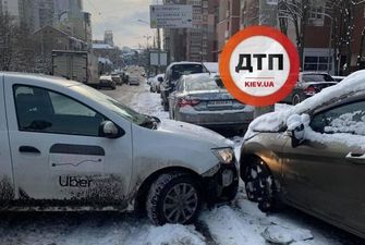 На центральній вулиці Києва зіштовхнулися 9 автівок: кадри аварії