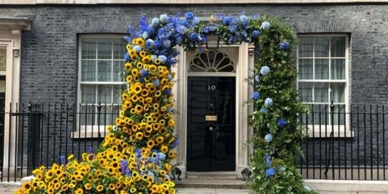 Резиденцию британского премьера украсили сине-желтой инсталляцией из цветов