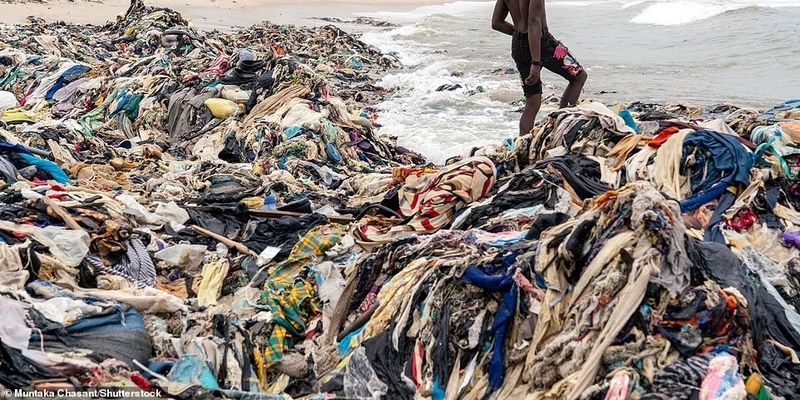 Завалило горами одежды. Как выглядит апокалипсис "быстрой моды" на берегах Африки
