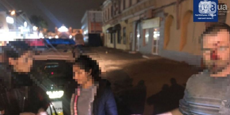 Отобрали телефон: Две женщины в Одессе ночью избили мужчину
