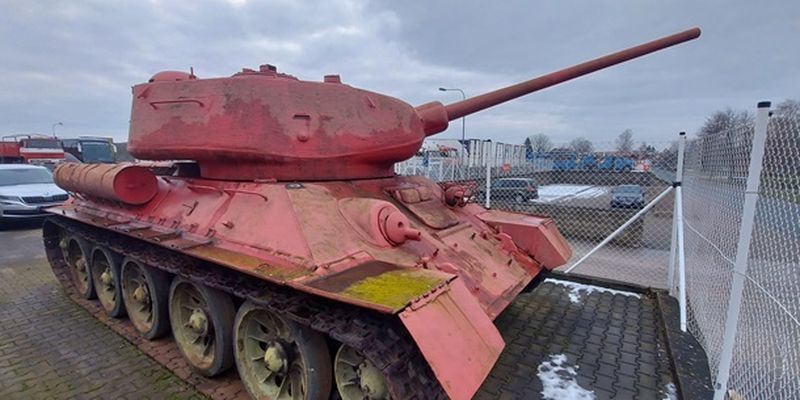 Житель Чехии около 30 лет хранил дома розовый танк и артустановку