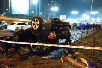 В Киеве автомобиль рухнул с моста: фото и видео с места события