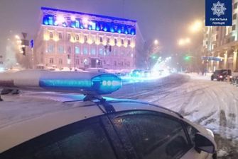Величезна кількість ДТП на дорогах та посилений режим низки служб: в Україні долають наслідки негоди