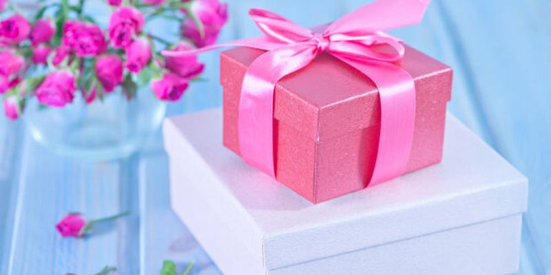 Що подарувати дівчині на день народження: ідеї корисних і креативних подарунків