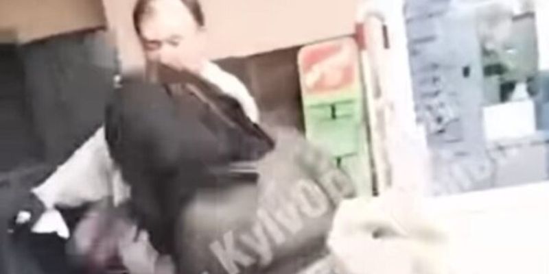 В Киеве охранник магазина обвинил девушку в краже, она дала жесткий отпор: видео