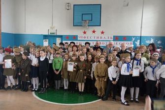 В Крыму детей в пилотках согнали на "День оккупанта"