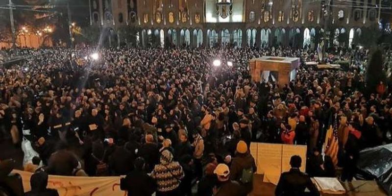 В Тбилиси начались массовые протесты из-за провала избирательной реформы